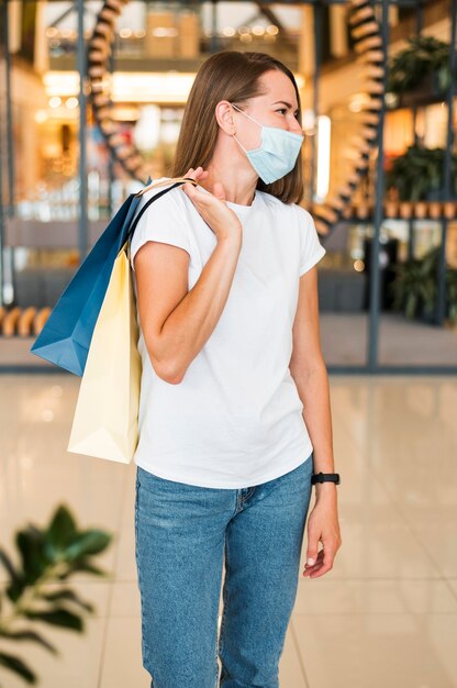 Porträt der stilvollen jungen Frau, die Gesichtsmaske trägt