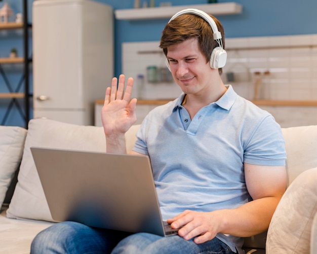 Kostenloses Foto porträt der videokonferenz des vaters zu hause