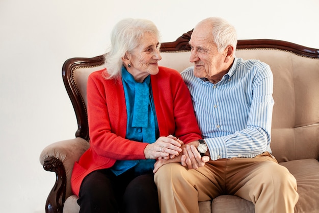 Porträt des älteren Mannes in der Liebe mit Frau