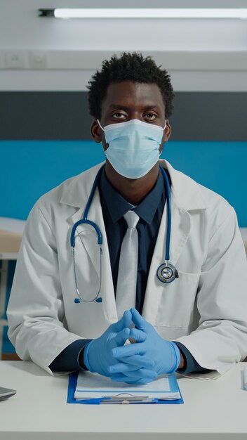 Porträt des afroamerikanischen Arztes, der in die Kamera schaut