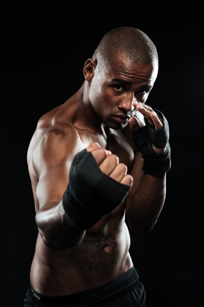 Porträt des afroamerikanischen Boxers, der im Boxverband aufwirft