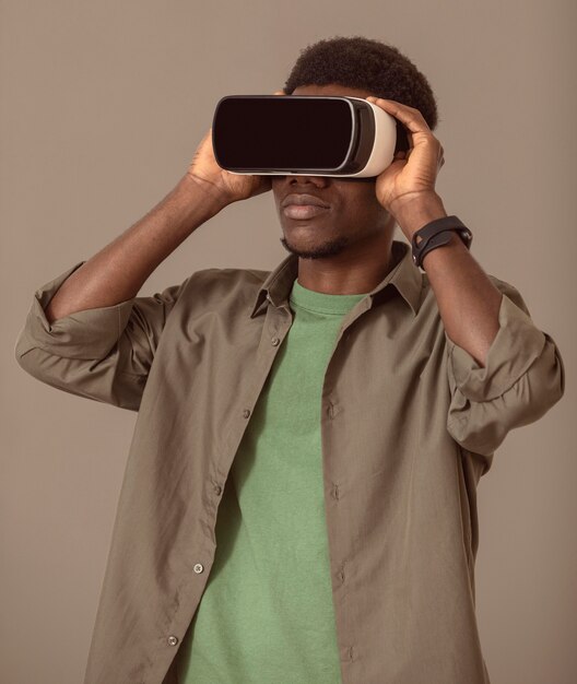 Porträt des afroamerikanischen Mannes unter Verwendung des Virtual-Reality-Headsets