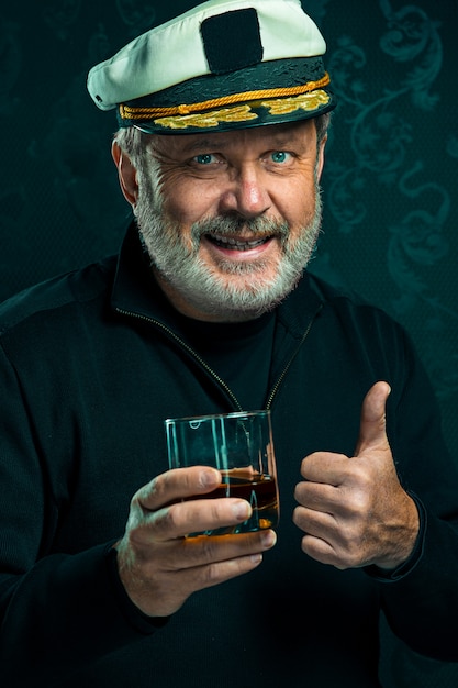 Porträt des alten Kapitäns oder Seemannsmann im schwarzen Pullover