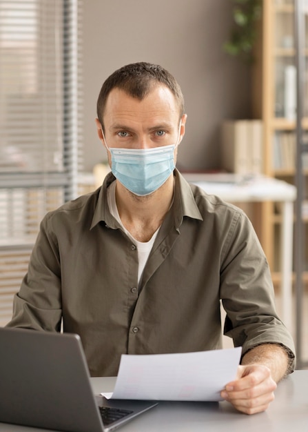 Kostenloses Foto porträt des arbeiters, der gesichtsmaske trägt