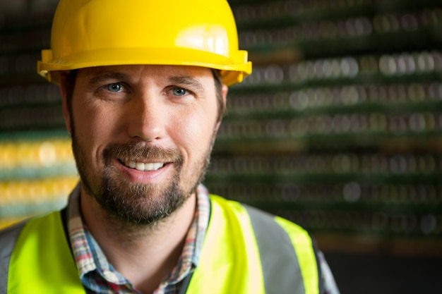 Porträt des Arbeiters in der Fabrik