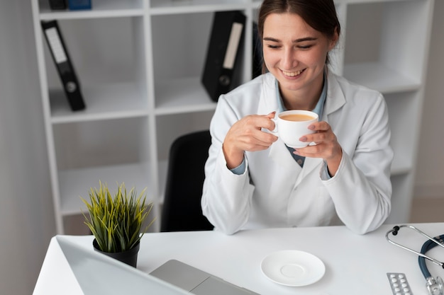 Porträt des Arztes, der Kaffee genießt