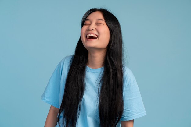 Porträt des asiatischen jugendlich Mädchens lächelnd