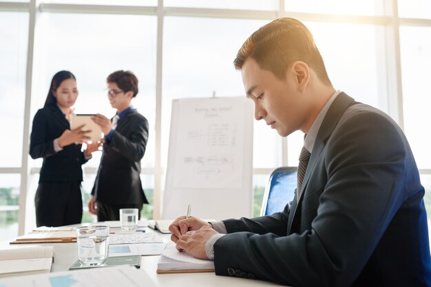 Porträt des asiatischen Managers konzentrierte sich auf Arbeit