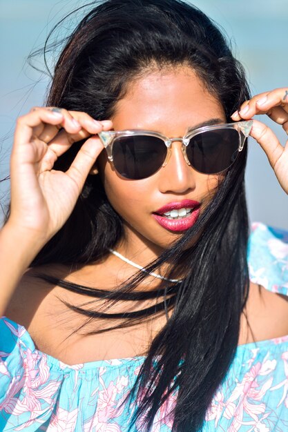 Porträt des asiatischen thailändischen Mädchens mit Sonnenbrille, die Spaß am tropischen Strand hat