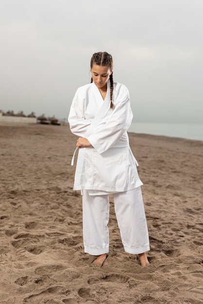 Porträt des athletischen Mädchens in der Karateausstattung