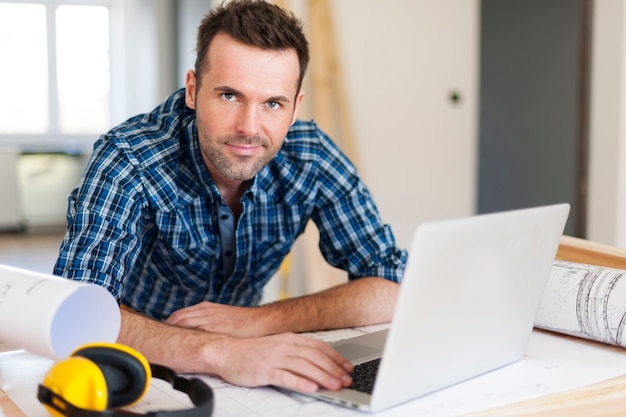 Porträt des Bauarbeiters bei der Arbeit