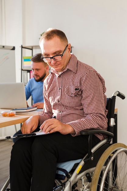 Kostenloses Foto porträt des behinderten arbeiters im büro