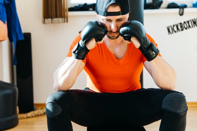 Porträt des Boxers in der Turnhalle