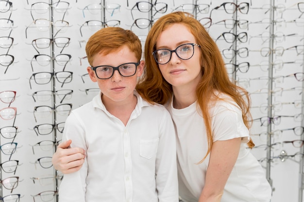 Porträt des Bruders und der Schwester mit Schauspiel im Optikspeicher