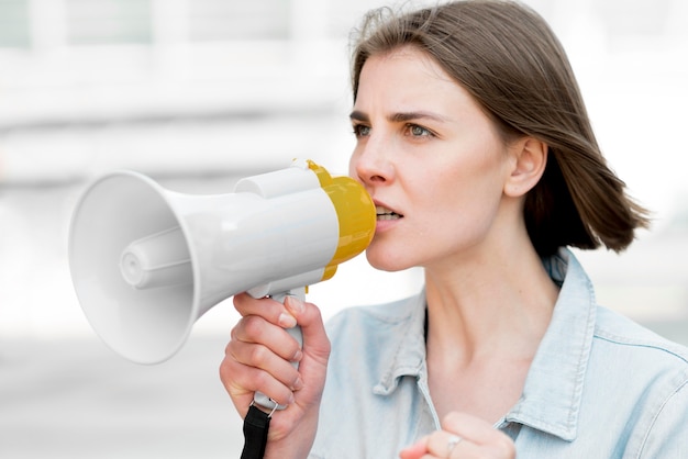 Porträt des demonstranten, der auf megaphon spricht