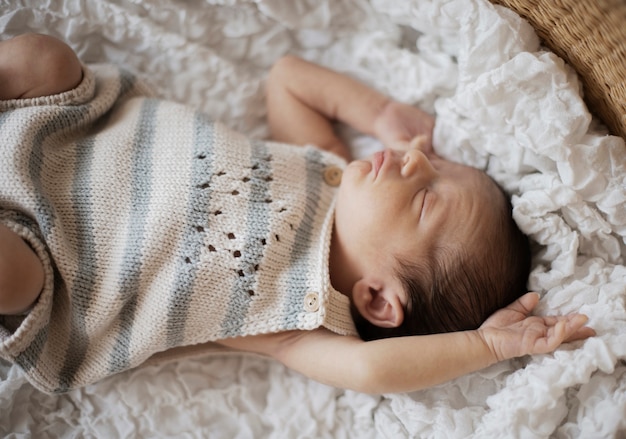 Porträt des entzückenden kleinen babys, das ein schläfchen hält