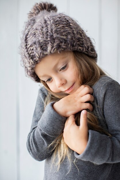 Porträt des entzückenden kleinen Mädchens mit Winterhut
