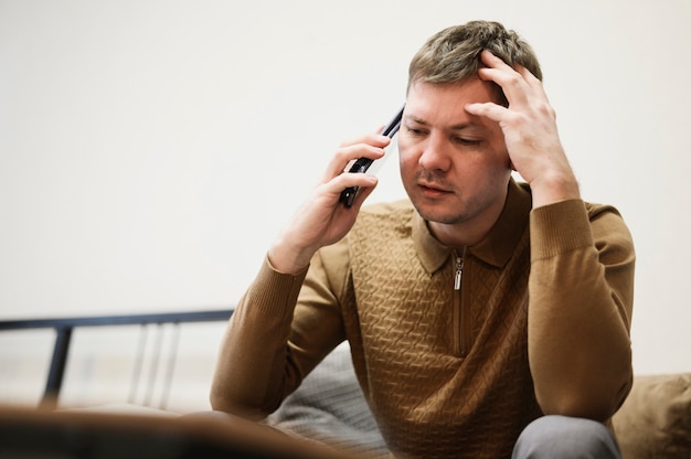 Kostenloses Foto porträt des erwachsenen mannes, der am telefon spricht