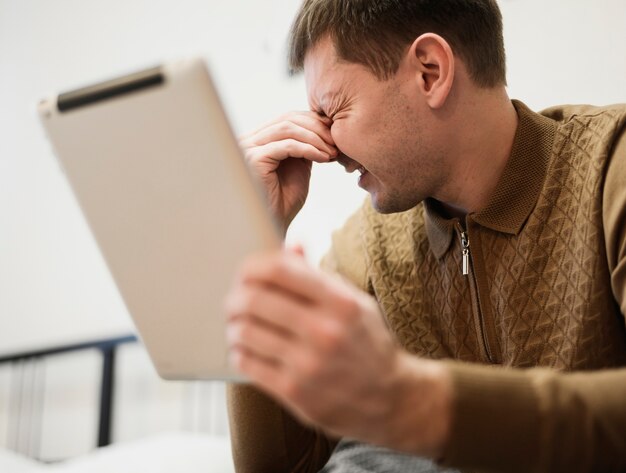 Porträt des erwachsenen Mannes der Arbeit müde