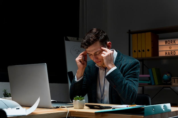 Porträt des erwachsenen Mannes, der sich konzentriert, um nachts zu arbeiten