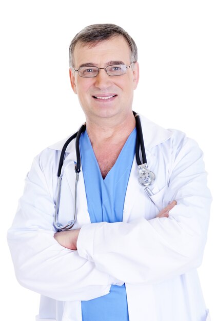 Porträt des fröhlichen erfolgreichen männlichen Arztes mit Stethoskop und im Krankenhauskleid