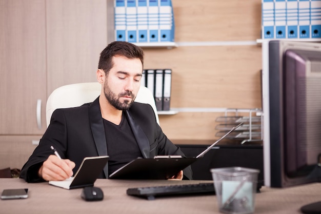 Porträt des Geschäftsmannes, der in seinem Büro arbeitet. Kaufmann im beruflichen Umfeld