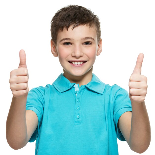 Porträt des glücklichen jugendlich Jungen, der Daumen hoch Geste zeigt