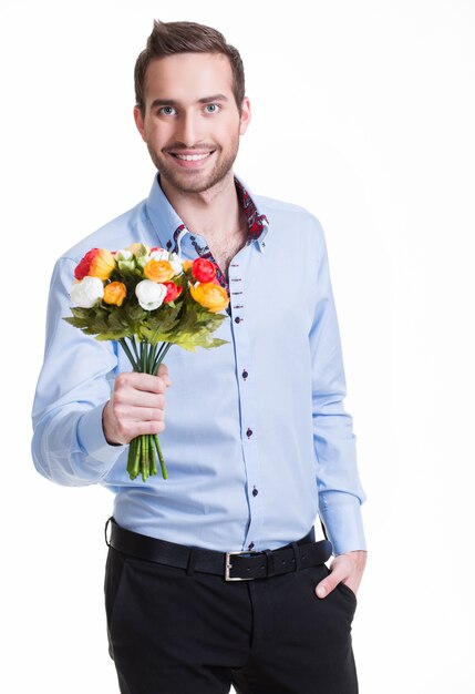 Porträt des glücklichen jungen Mannes mit Blumen - lokalisiert auf Weiß.