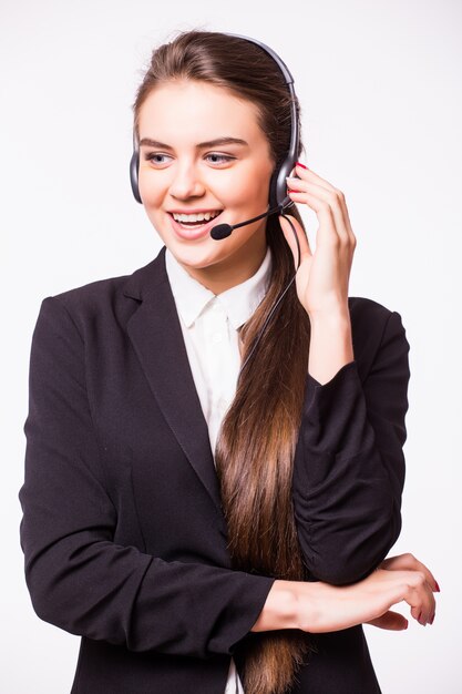Porträt des glücklichen lächelnden fröhlichen schönen jungen Kundenbetreuungs-Telefonbetreibers im Headset, lokalisiert über weißer Wand