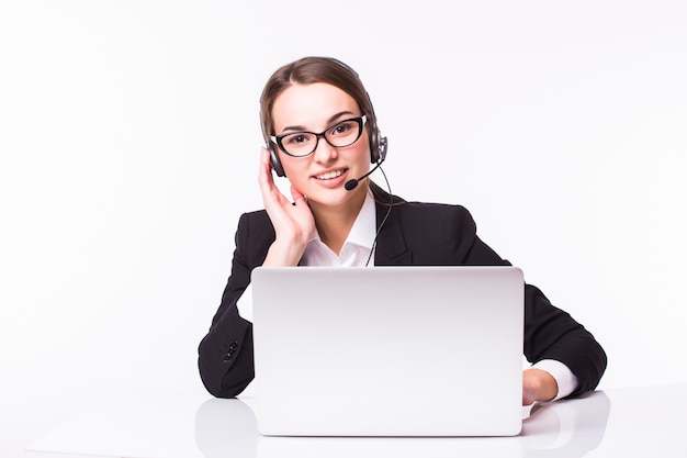 Porträt des glücklichen lächelnden fröhlichen schönen jungen Support-Telefonisten im Headset mit Laptop, lokalisiert über weißer Wand