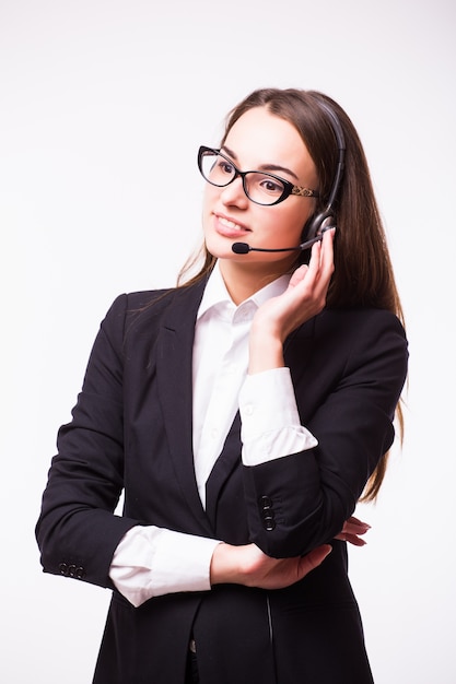 Porträt des glücklichen lächelnden fröhlichen Support-Telefonisten im Headset, lokalisiert auf weißer Wand