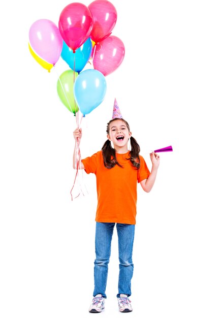 Porträt des glücklichen lächelnden Mädchens im orangefarbenen T-Shirt, das bunte Luftballons hält - lokalisiert auf einem Weiß