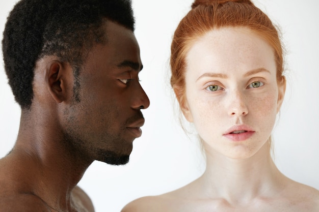 Porträt des glücklichen liebenden interracial Paares