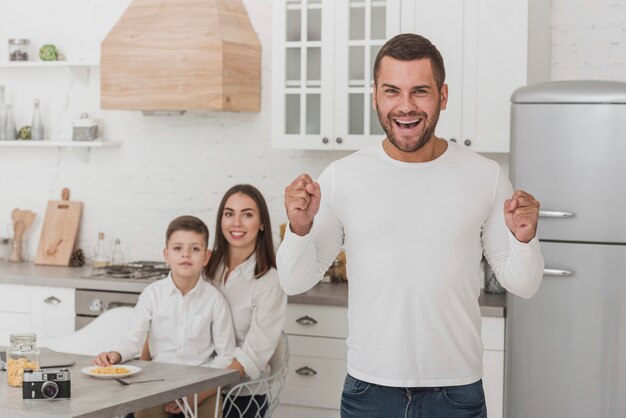 Porträt des glücklichen Vatis mit Familie