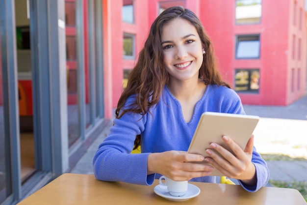 Porträt des Graseninternets des glücklichen Mädchens auf Tablette