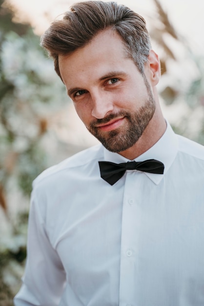 Porträt des gutaussehenden Bräutigams bei seiner Strandhochzeit