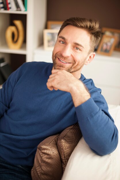 Porträt des gutaussehenden Mannes auf Sofa