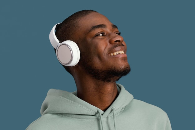 Porträt des gutaussehenden Mannes des Smileys mit Kopfhörern