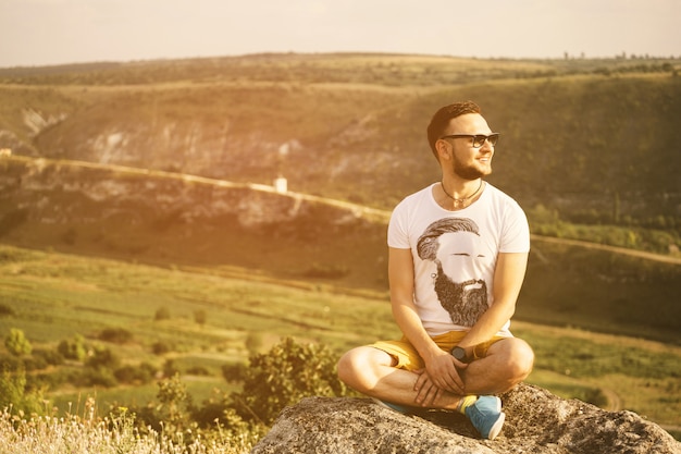 Kostenloses Foto porträt des gutaussehenden mannes draußen mit einem retro- weinlese instagram fi