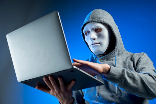 Porträt des Hackers mit Maske