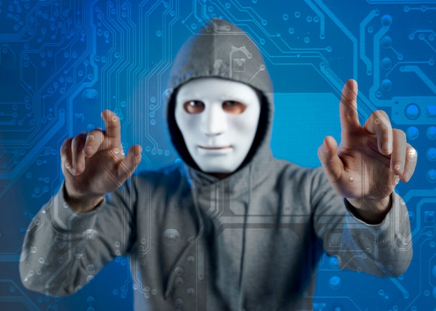 Kostenloses Foto porträt des hackers mit maske