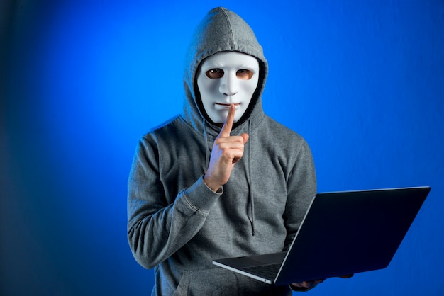 Kostenloses Foto porträt des hackers mit maske