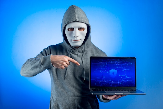 Kostenloses Foto porträt des hackers mit maske