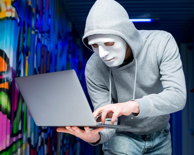 Kostenloses Foto porträt des hackers mit maske