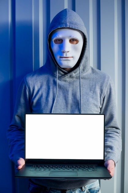 Kostenloses Foto porträt des hackers mit maske