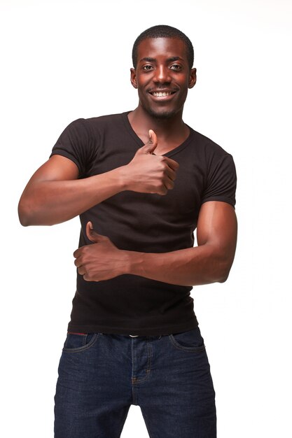 Porträt des hübschen jungen lächelnden Mannes des Schwarzafrikaners