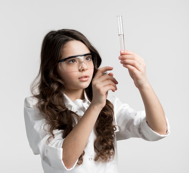 Porträt des hübschen jungen Wissenschaftlers, der Chemieprobe prüft