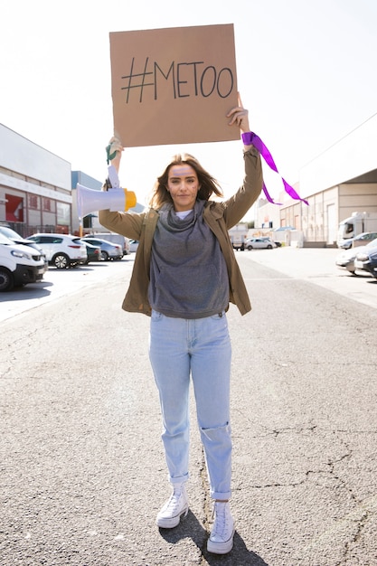 Porträt des jungen Aktivisten protestierend