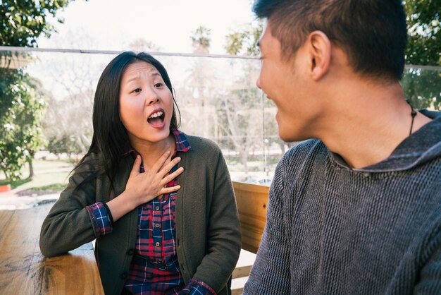 Porträt des jungen asiatischen Paares, das ein Datum genießt und gute Zeit zusammen Liebeskonzept verbringt.