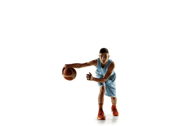 Porträt des jungen Basketballspielers in voller Länge mit einem Ball lokalisiert auf weißem Studiohintergrund. Teenager trainieren und üben in Aktion, Bewegung. Konzept von Sport, Bewegung, gesundem Lebensstil, Anzeige.